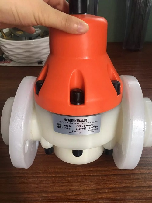 Van giảm áp nhựa lắp bích